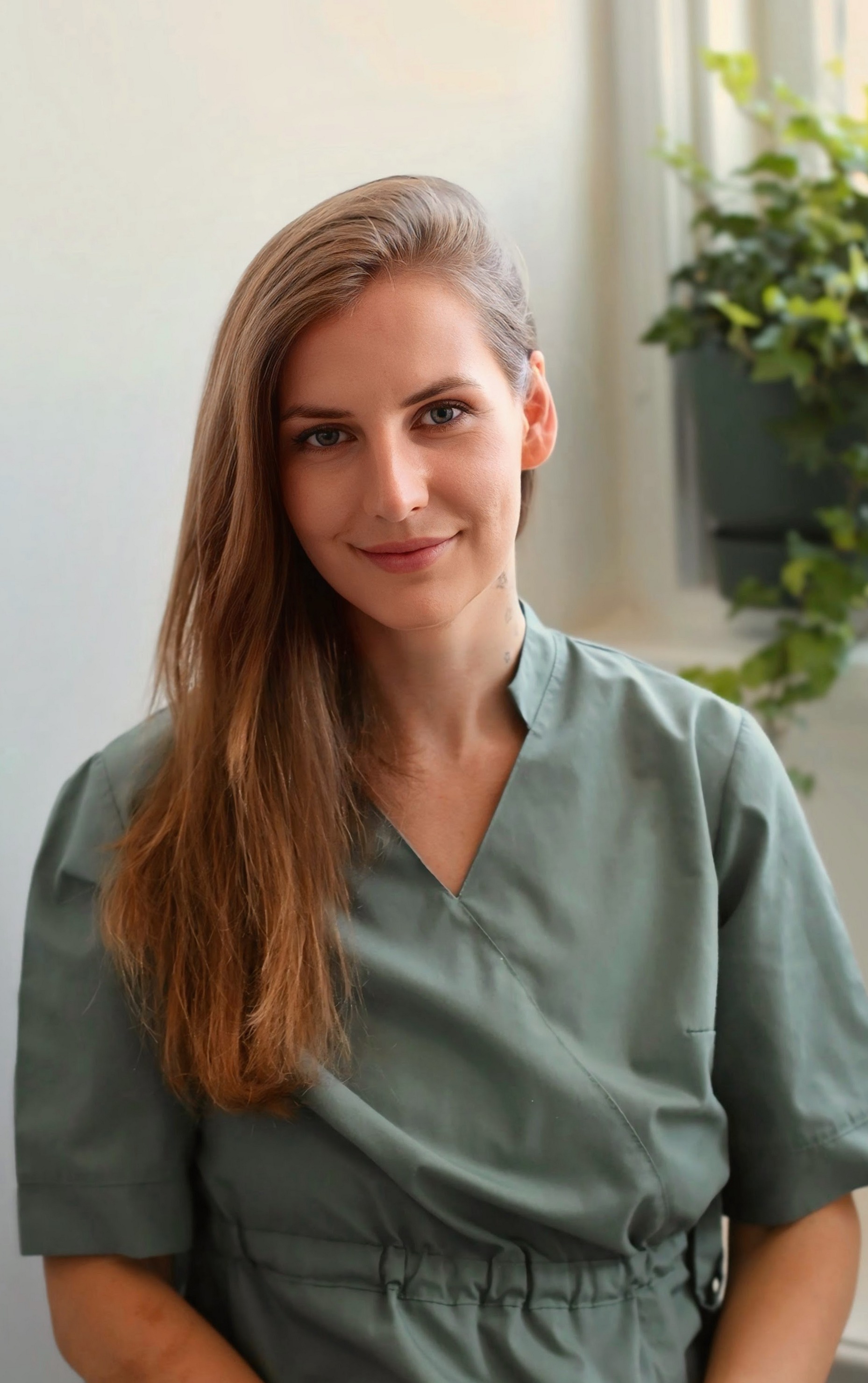 Een medewerker van Cactus Studio in een saliegroen tuniek